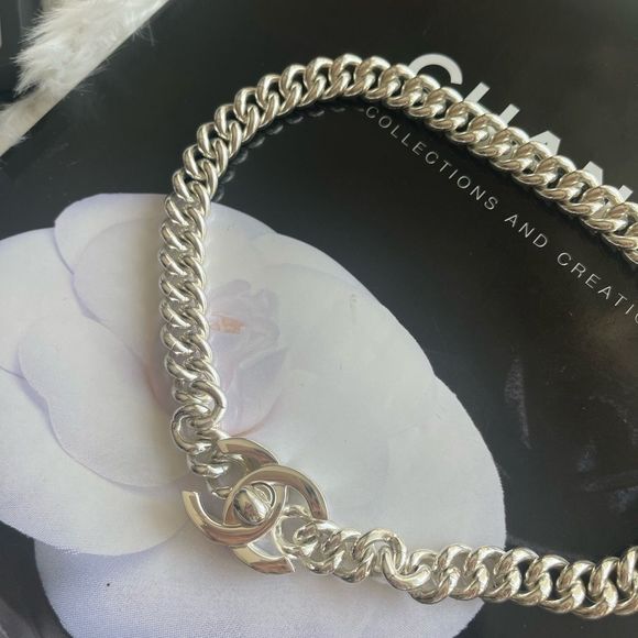 Sold AUTHENTIC Chanel silver tone large chunky CC Turnlock jumbo choker - Picture 3 of 7